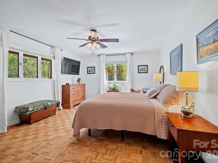 52 Mark Twain Road, Asheville, NC 28805.  MLS# CAR4372680, YatesRealty ID 15273. 