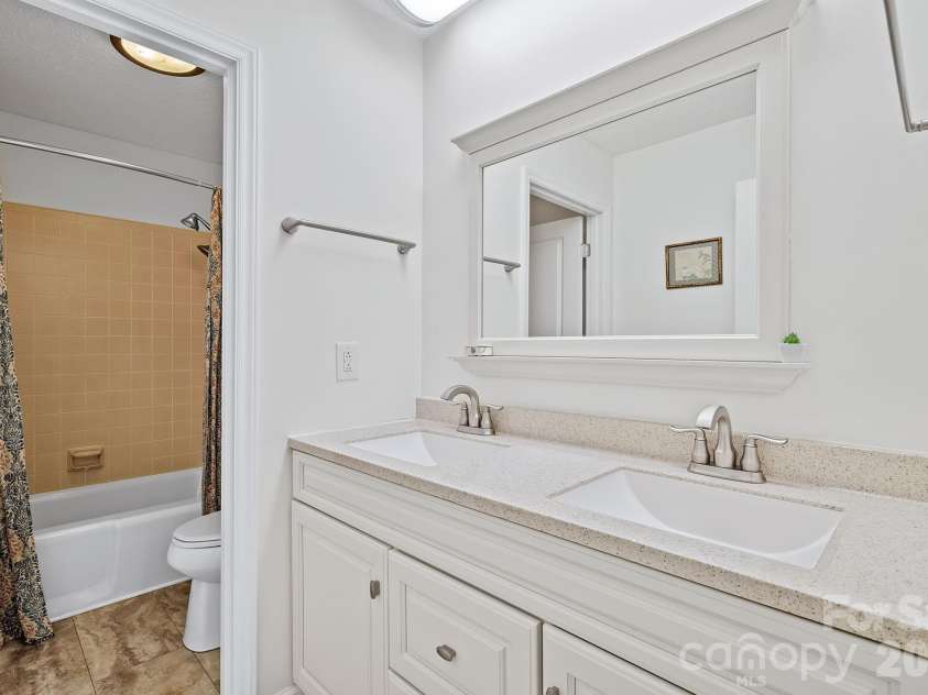 52 Mark Twain Road, Asheville, NC 28805.  MLS# CAR4372680, YatesRealty ID 15273. 
