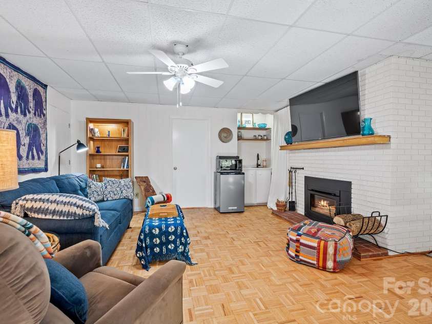 52 Mark Twain Road, Asheville, NC 28805.  MLS# CAR4372680, YatesRealty ID 15273. 