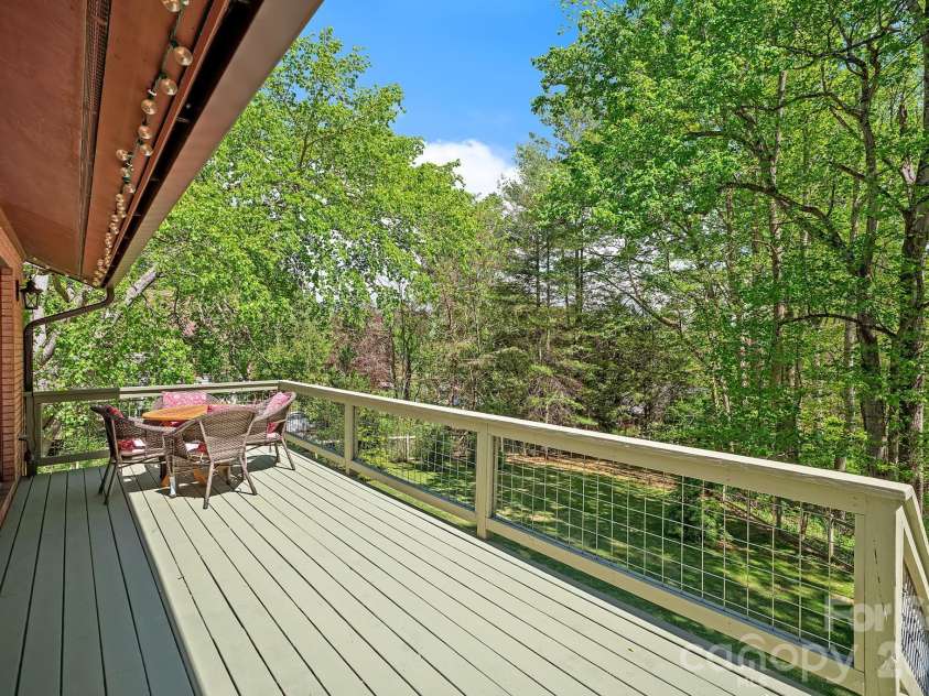 52 Mark Twain Road, Asheville, NC 28805.  MLS# CAR4372680, YatesRealty ID 15273. 