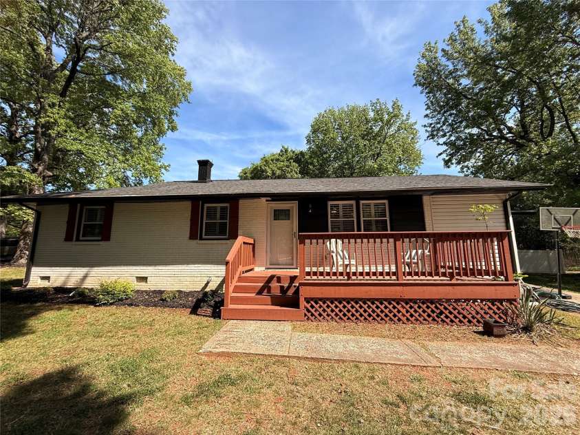 401 Rutland Drive, Charlotte, NC 28217.  MLS# CAR4370832, YatesRealty ID 15279. 