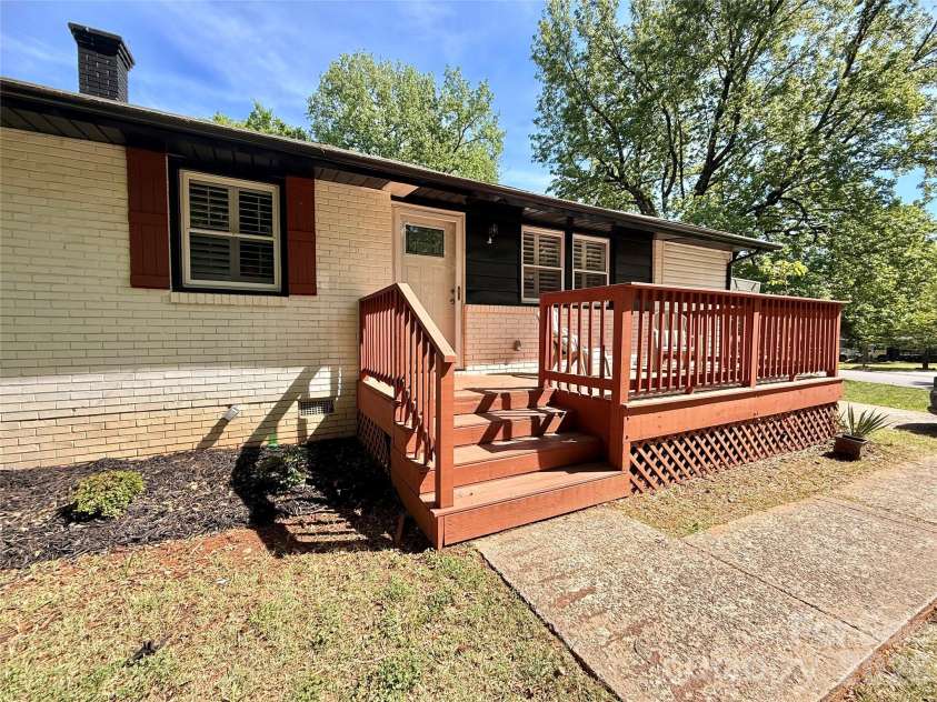 401 Rutland Drive, Charlotte, NC 28217.  MLS# CAR4370832, YatesRealty ID 15279. 