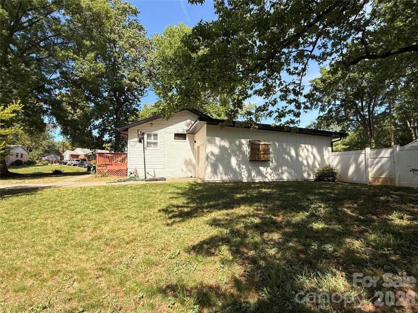 401 Rutland Drive, Charlotte, NC 28217.  MLS# CAR4370832, YatesRealty ID 15279. 