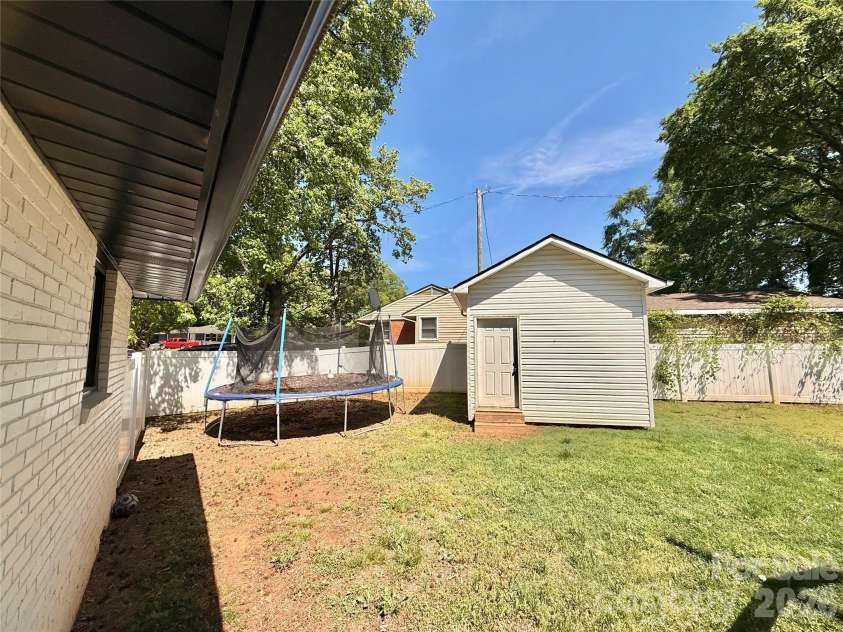401 Rutland Drive, Charlotte, NC 28217.  MLS# CAR4370832, YatesRealty ID 15279. 