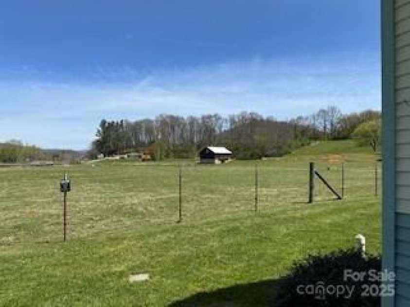 25 Summer Place Drive, Waynesville, NC 28785.  MLS# CAR4247005, YatesRealty ID 15282. 