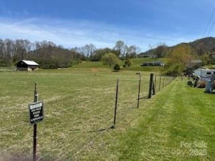 25 Summer Place Drive, Waynesville, NC 28785.  MLS# CAR4247005, YatesRealty ID 15282. 