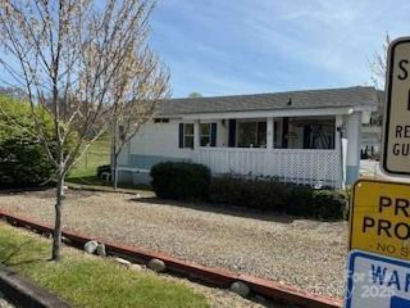 25 Summer Place Drive, Waynesville, NC 28785.  MLS# CAR4247005, YatesRealty ID 15282. 