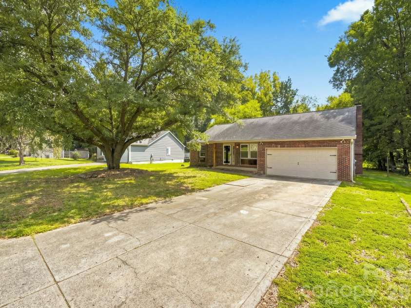 11407 Antebellum Drive, Charlotte, NC 28273.  MLS# CAR4413607, YatesRealty ID 15283. 