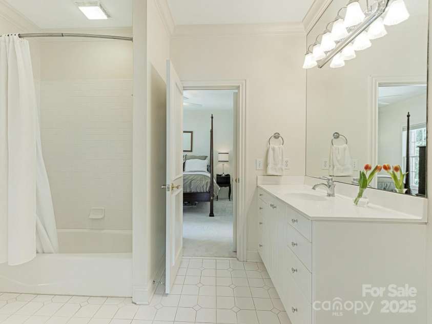 2516 Selwyn Avenue, Charlotte, NC 28209.  MLS# CAR4262800, YatesRealty ID 15283. Full Bath