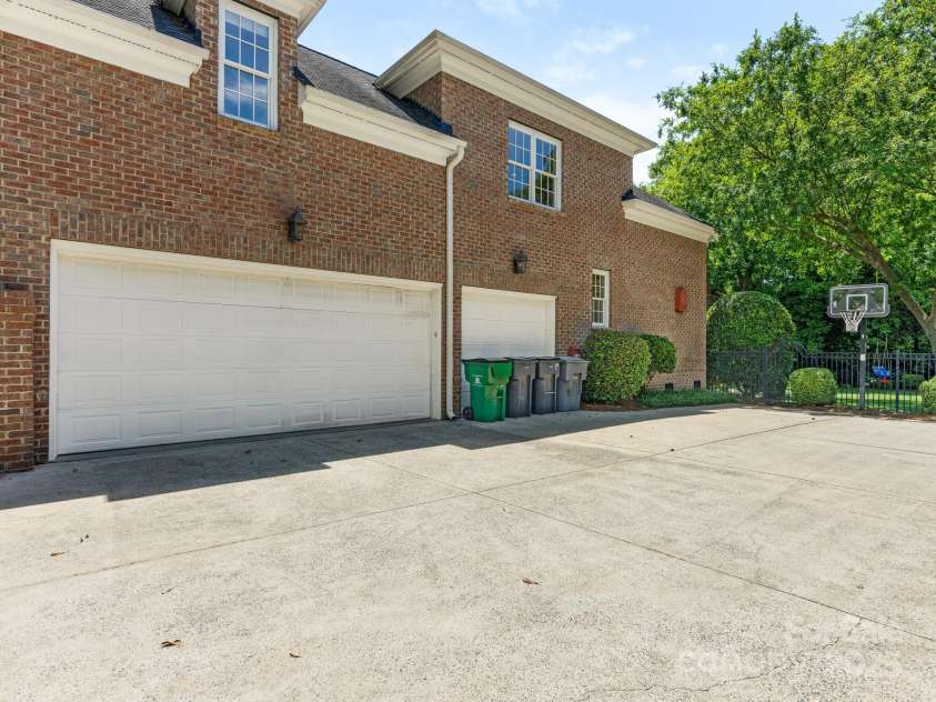 2516 Selwyn Avenue, Charlotte, NC 28209.  MLS# CAR4262800, YatesRealty ID 15283. Garage