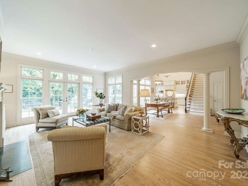 2516 Selwyn Avenue, Charlotte, NC 28209.  MLS# CAR4316948, YatesRealty ID 15283. Great room