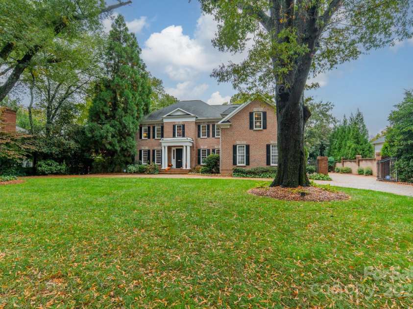 2516 Selwyn Avenue, Charlotte, NC 28209.  MLS# CAR4316948, YatesRealty ID 15283. Located in the heart of Myers Park