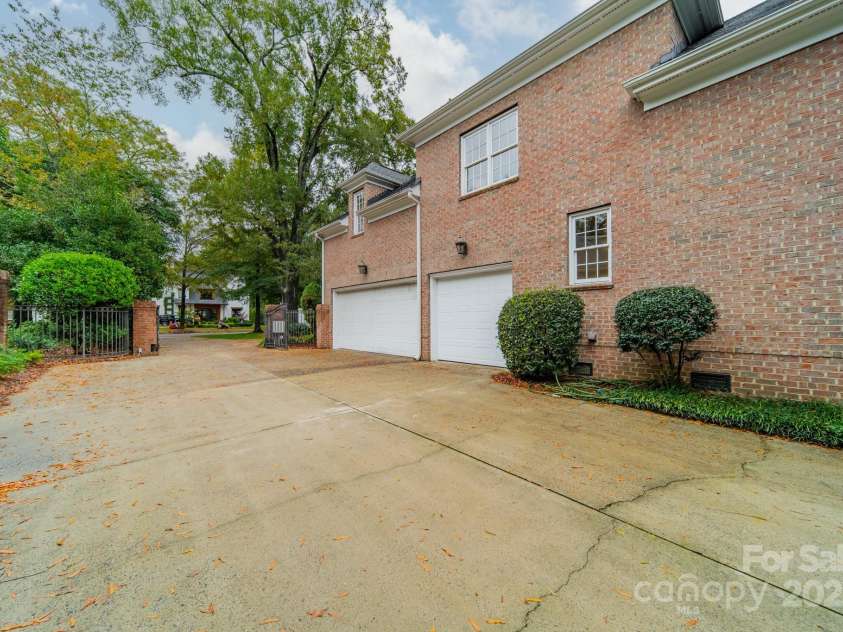 2516 Selwyn Avenue, Charlotte, NC 28209.  MLS# CAR4316948, YatesRealty ID 15283. Motor Court