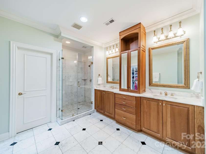 2516 Selwyn Avenue, Charlotte, NC 28209.  MLS# CAR4316948, YatesRealty ID 15283. Primary Bath