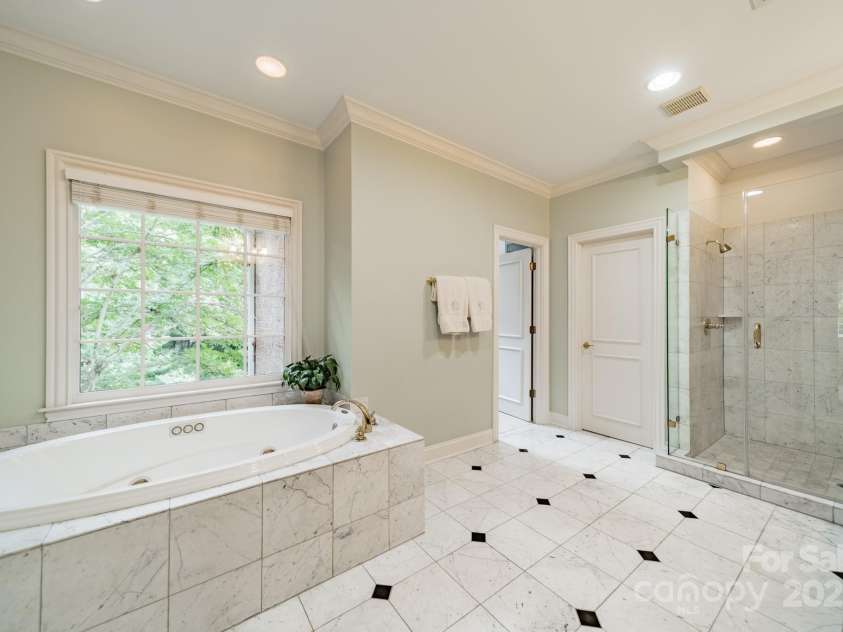 2516 Selwyn Avenue, Charlotte, NC 28209.  MLS# CAR4316948, YatesRealty ID 15283. Primary Bath
