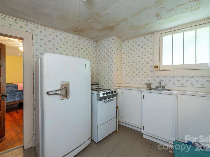 223 Assembly Drive, Montreat, NC 28757.  MLS# CAR4256904, YatesRealty ID 15288. Kitchenette