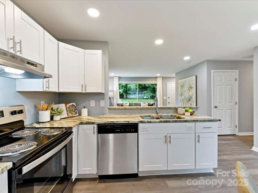 2508 Carrington Court, Charlotte, NC 28208.  MLS# CAR4288824, YatesRealty ID 1529. New cabinetry, appliances and leathered quartz countertops