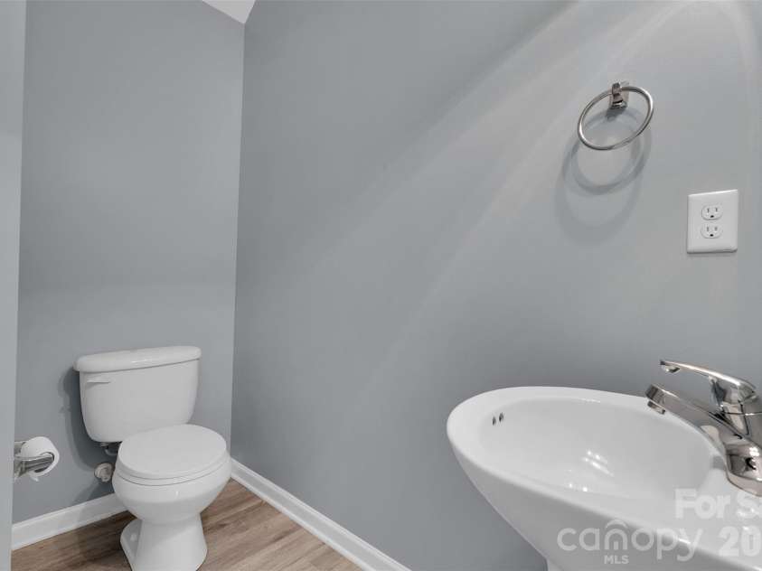 11722 Prideland Court, Charlotte, NC 28273.  MLS# CAR4354193, YatesRealty ID 15291. Main Level Half Bath