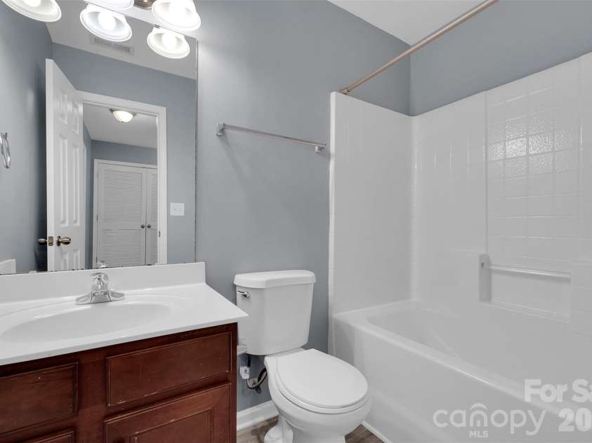 11722 Prideland Court, Charlotte, NC 28273.  MLS# CAR4354193, YatesRealty ID 15291. Upper Level Full Bath