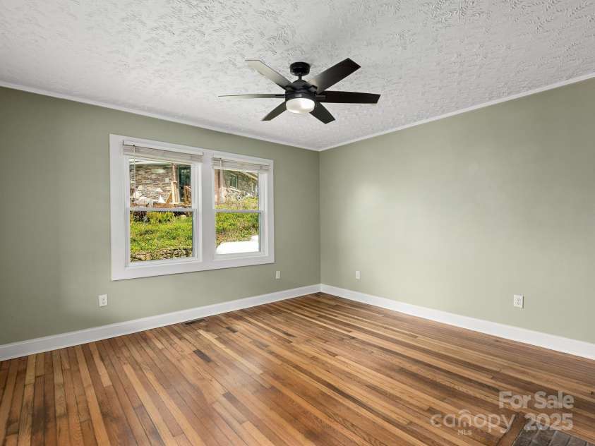 9 5th Street, Asheville, NC 28804.  MLS# CAR4247541, YatesRealty ID 15294. 