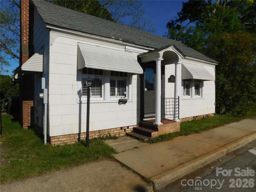 221 Charlotte Avenue, Rock Hill, SC 29730.  MLS# CAR4374410, YatesRealty ID 15295. 