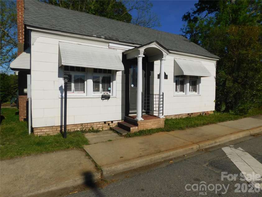 221 Charlotte Avenue, Rock Hill, SC 29730.  MLS# CAR4374410, YatesRealty ID 15295. 