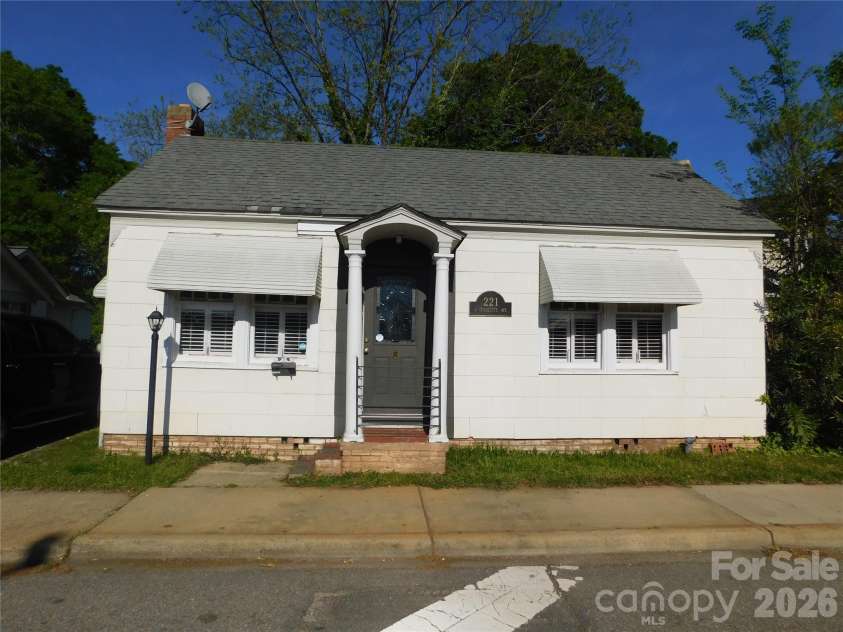 221 Charlotte Avenue, Rock Hill, SC 29730.  MLS# CAR4374410, YatesRealty ID 15295. 