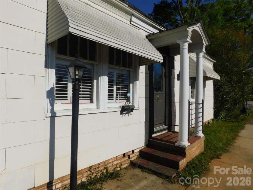 221 Charlotte Avenue, Rock Hill, SC 29730.  MLS# CAR4374410, YatesRealty ID 15295. 