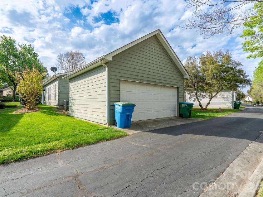 10030 Bishops Gate Boulevard, Pineville, NC 28134.  MLS# CAR4364694, YatesRealty ID 15298. 