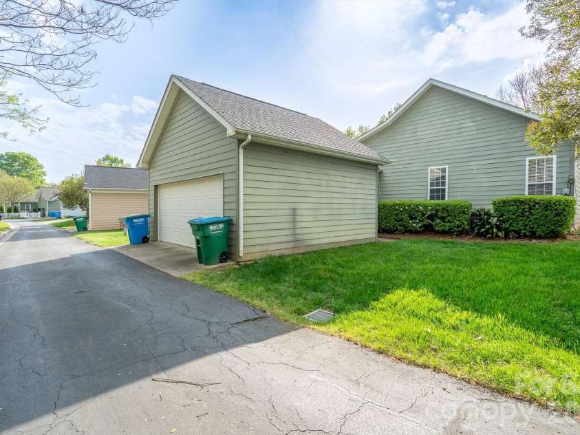 10030 Bishops Gate Boulevard, Pineville, NC 28134.  MLS# CAR4364694, YatesRealty ID 15298. 