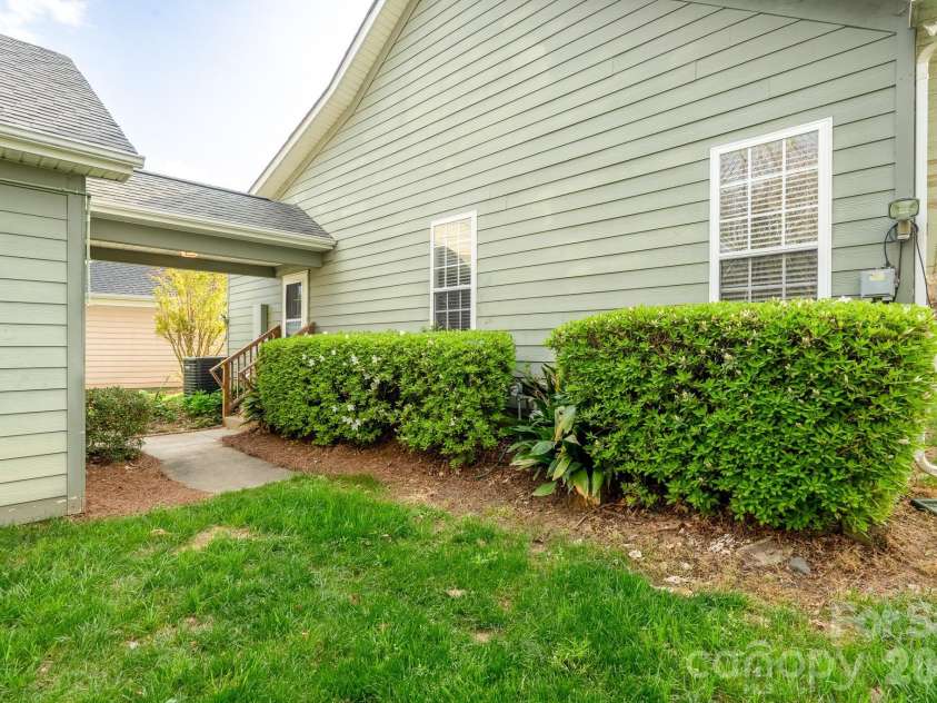 10030 Bishops Gate Boulevard, Pineville, NC 28134.  MLS# CAR4364694, YatesRealty ID 15298. 