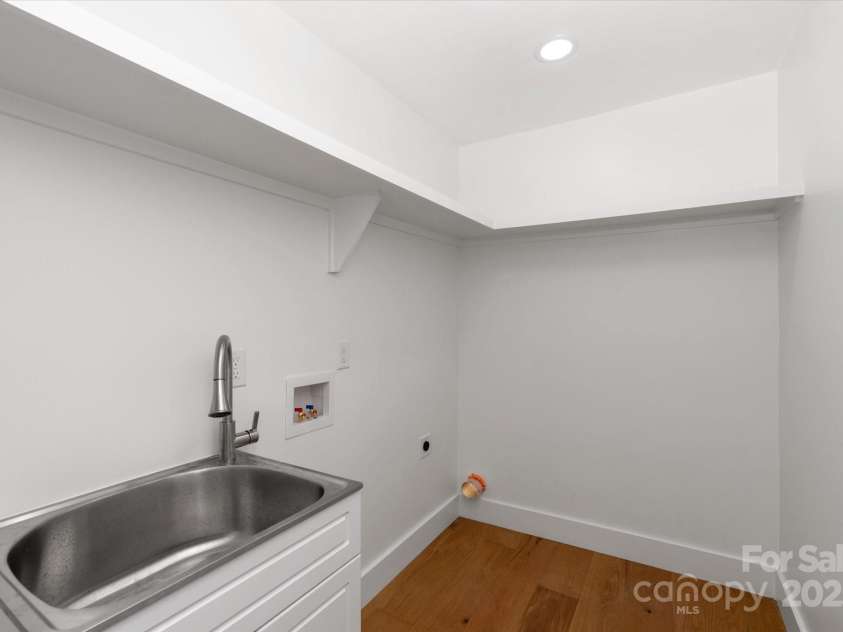 5033 Waxhaw Indian Trail Road, Matthews, NC 28104.  MLS# CAR4260801, YatesRealty ID 15299. 