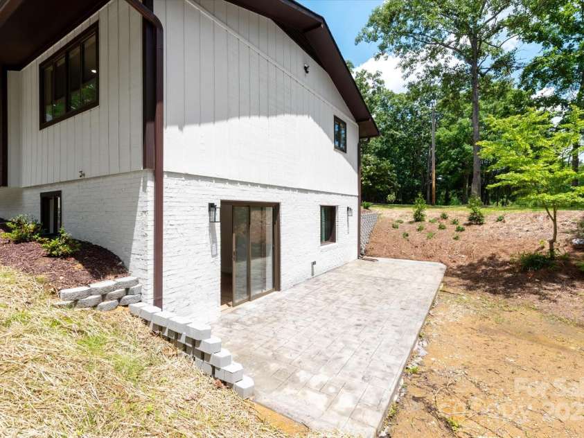 5033 Waxhaw Indian Trail Road, Matthews, NC 28104.  MLS# CAR4260801, YatesRealty ID 15299. 