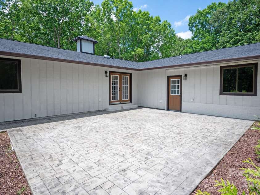 5033 Waxhaw Indian Trail Road, Matthews, NC 28104.  MLS# CAR4260801, YatesRealty ID 15299. 