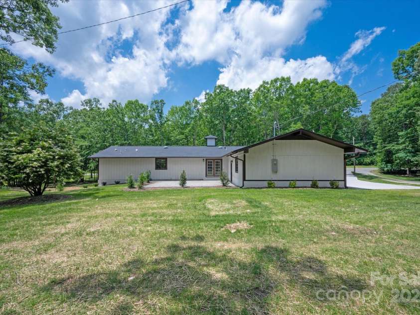 5033 Waxhaw Indian Trail Road, Matthews, NC 28104.  MLS# CAR4260801, YatesRealty ID 15299. 