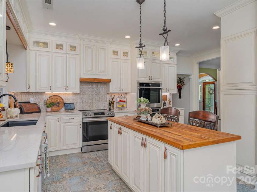 10227 Mount Holly Road, Charlotte, NC 28214.  MLS# CAR4168183, YatesRealty ID 153. 