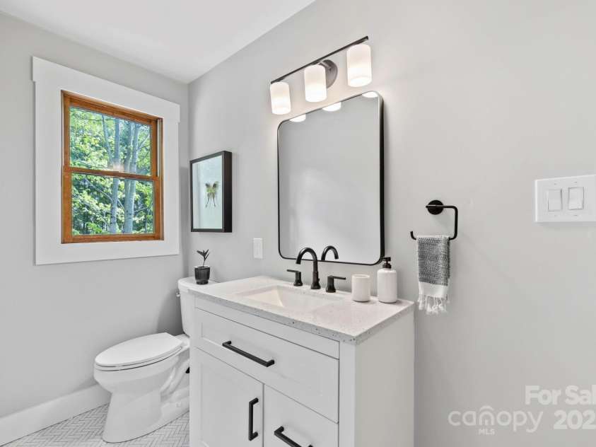 131 John Knox Road, Montreat, NC 28757.  MLS# CAR4254614, YatesRealty ID 15300. Main level Bath