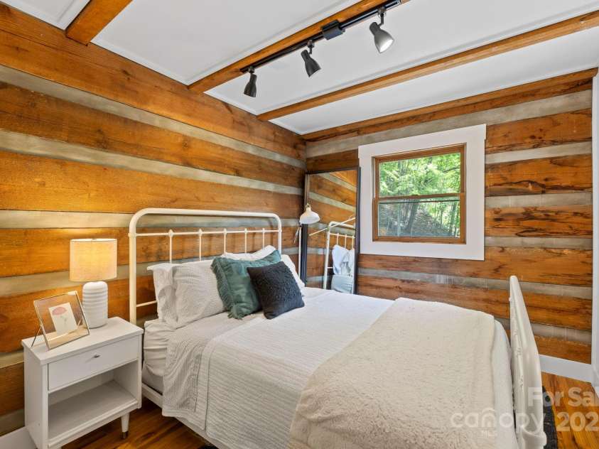 131 John Knox Road, Montreat, NC 28757.  MLS# CAR4254614, YatesRealty ID 15300. Main Level Bedroom