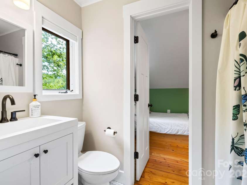 131 John Knox Road, Montreat, NC 28757.  MLS# CAR4254614, YatesRealty ID 15300. Upper Level Bathroom