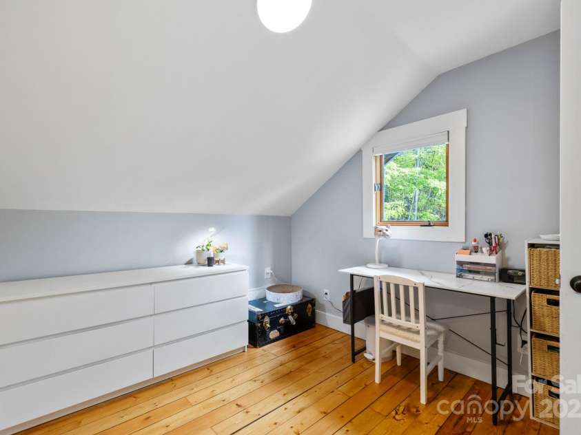 131 John Knox Road, Montreat, NC 28757.  MLS# CAR4254614, YatesRealty ID 15300. Upper Level Bedroom