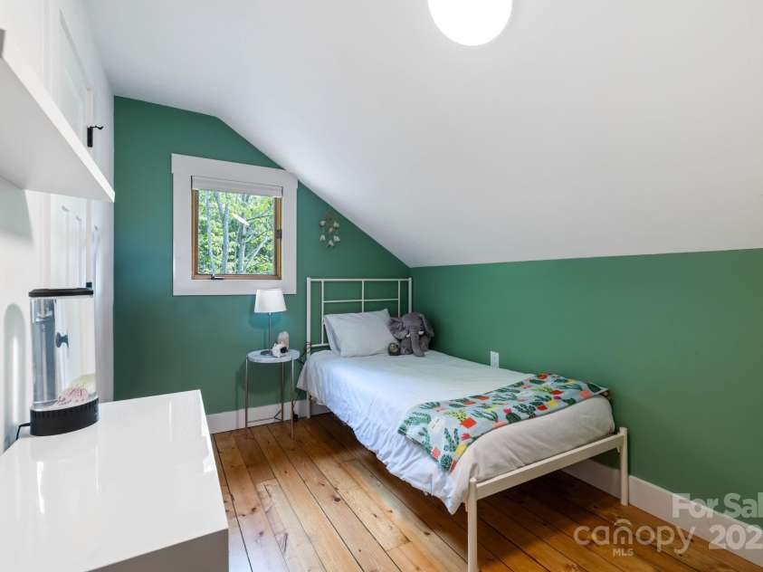 131 John Knox Road, Montreat, NC 28757.  MLS# CAR4254614, YatesRealty ID 15300. Upper Level Bedroom