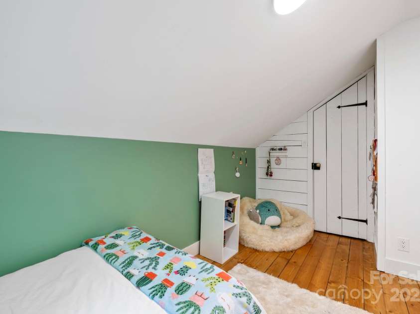 131 John Knox Road, Montreat, NC 28757.  MLS# CAR4254614, YatesRealty ID 15300. Upper Level Bedroom