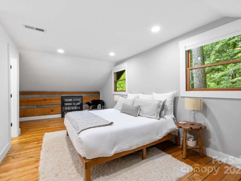 131 John Knox Road, Montreat, NC 28757.  MLS# CAR4254614, YatesRealty ID 15300. Upper Level Primary Bedroom