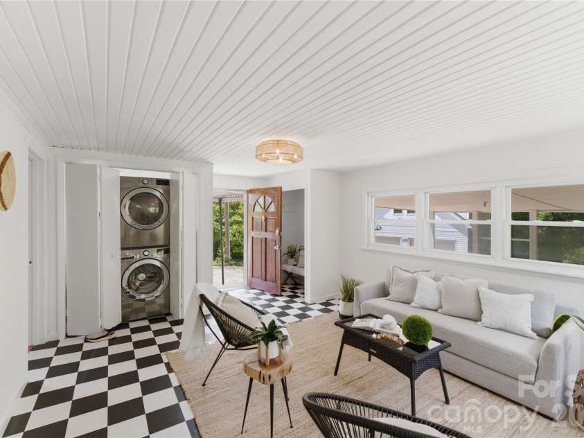 2137 Lanier Avenue, Charlotte, NC 28205.  MLS# CAR4371428, YatesRealty ID 15302. 