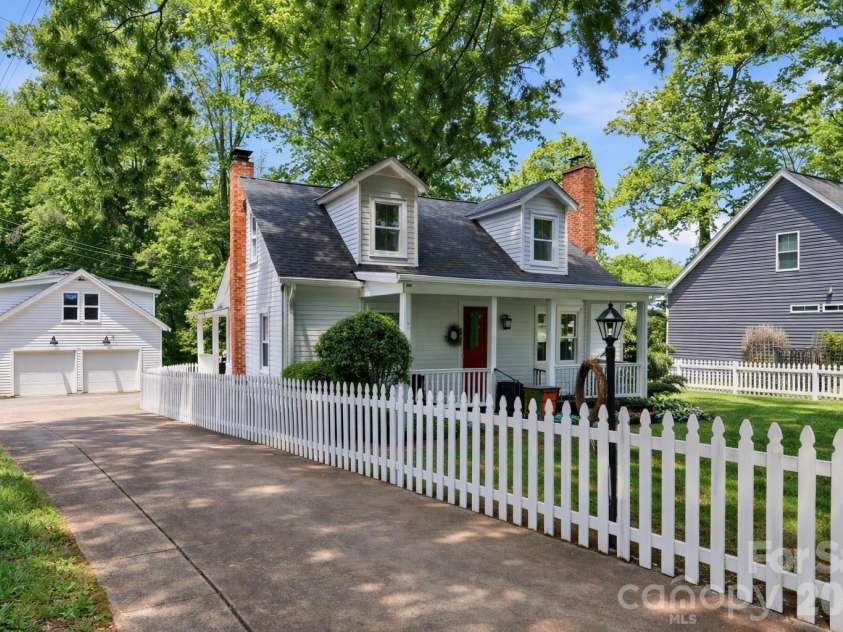 2137 Lanier Avenue, Charlotte, NC 28205.  MLS# CAR4371428, YatesRealty ID 15302. 