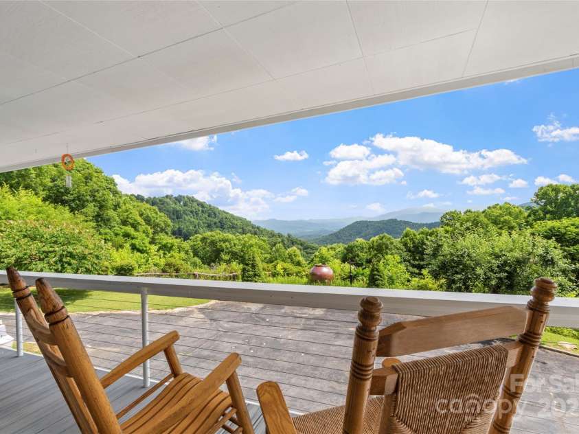 891 Moonshine Mountain Road, Burnsville, NC 28714.  MLS# CAR4261135, YatesRealty ID 15302. 