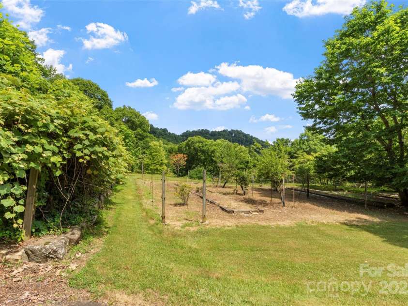 891 Moonshine Mountain Road, Burnsville, NC 28714.  MLS# CAR4261135, YatesRealty ID 15302. 