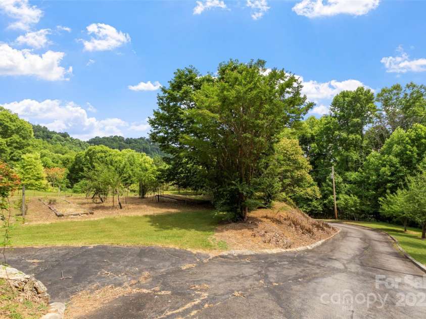 891 Moonshine Mountain Road, Burnsville, NC 28714.  MLS# CAR4261135, YatesRealty ID 15302. 