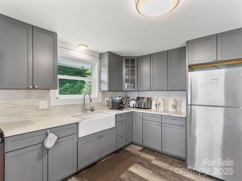 891 Moonshine Mountain Road, Burnsville, NC 28714.  MLS# CAR4261135, YatesRealty ID 15302. 