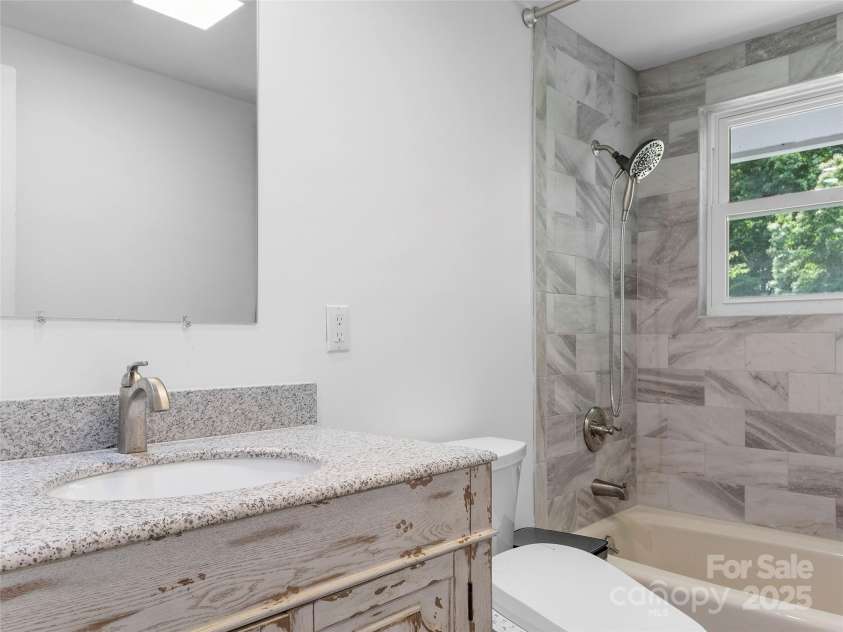 891 Moonshine Mountain Road, Burnsville, NC 28714.  MLS# CAR4261135, YatesRealty ID 15302. 
